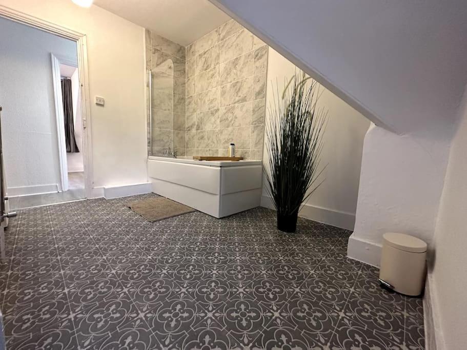 Spectacular 2 Bedroom On Tower Bridge Лондон Экстерьер фото